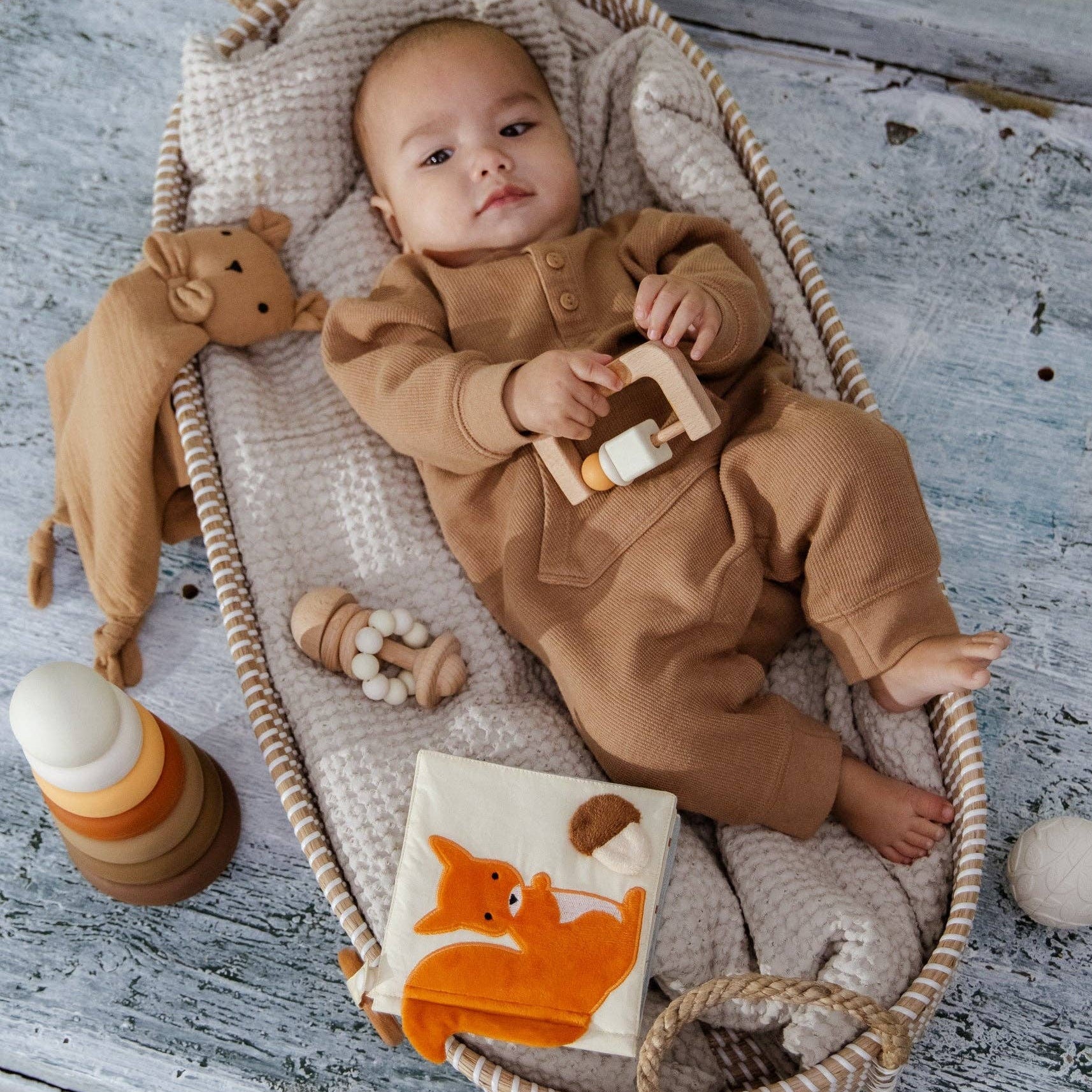 Geschenkbox für Babys erste Spielsachen | Mit Rassel, Sinnesbuch und Stapelspielzeug