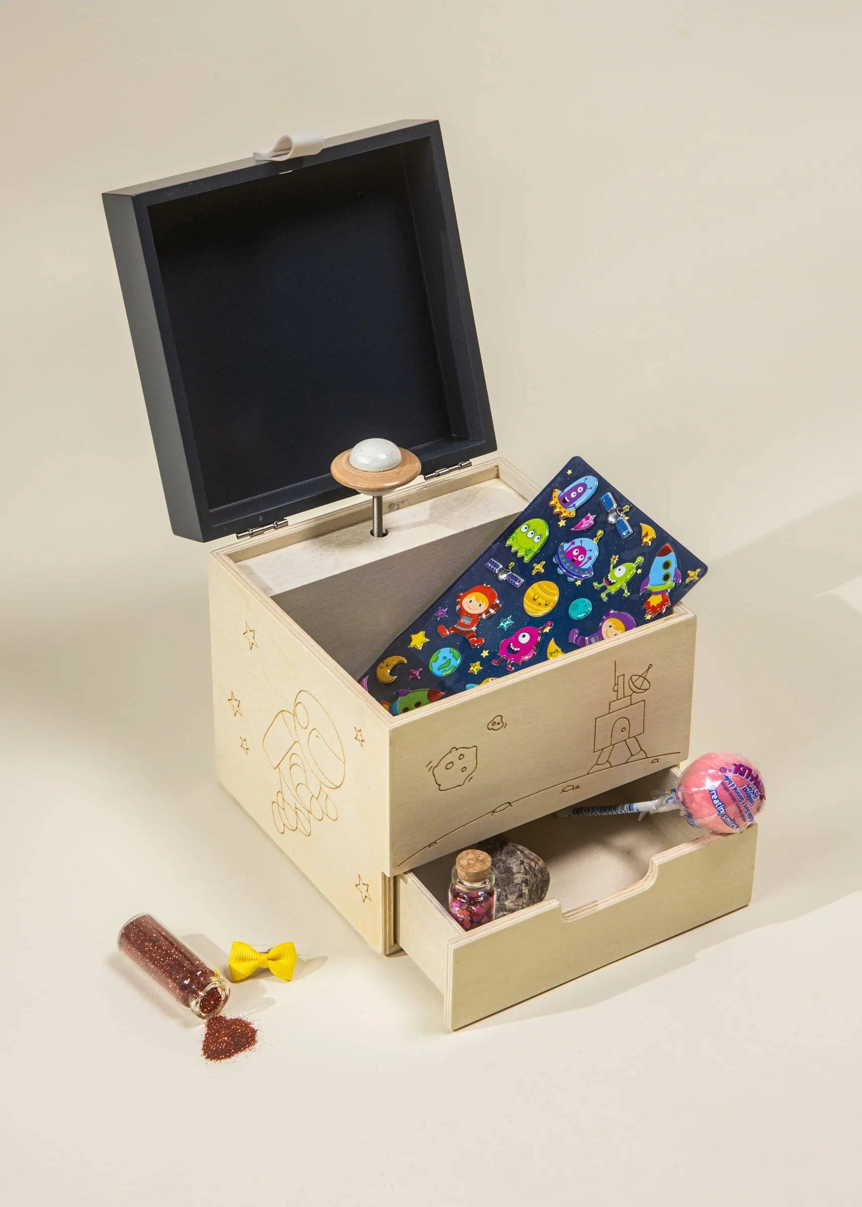 Spieluhr aus Holz mit Weltraummotiven | Mit Planeten- und Mondscheinsonatenmelodie