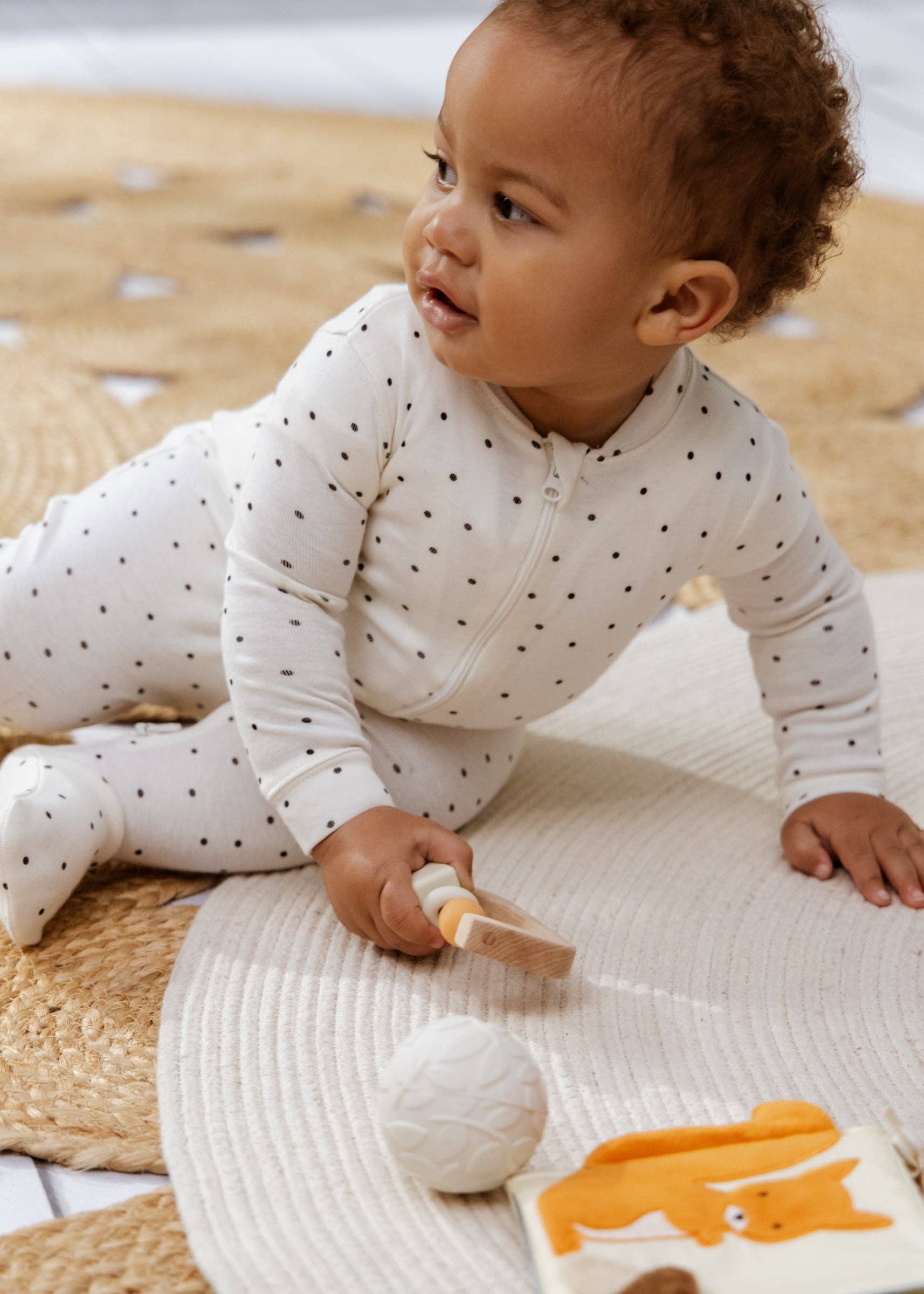 Geschenkbox für Babys erste Spielsachen | Mit Rassel, Sinnesbuch und Stapelspielzeug