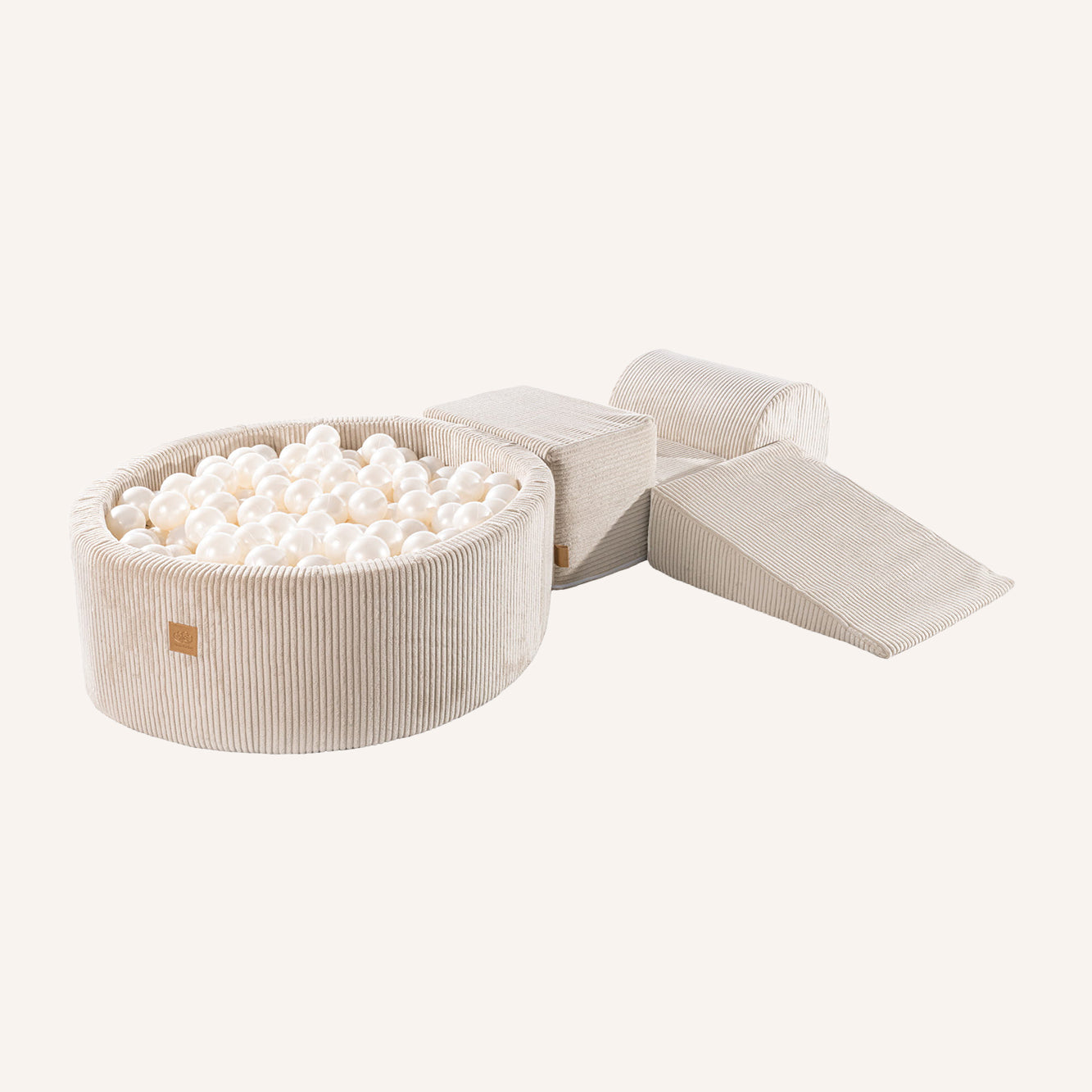 Ecrufarbenes Spielset mit weißen Perlenbällen - Bällebad