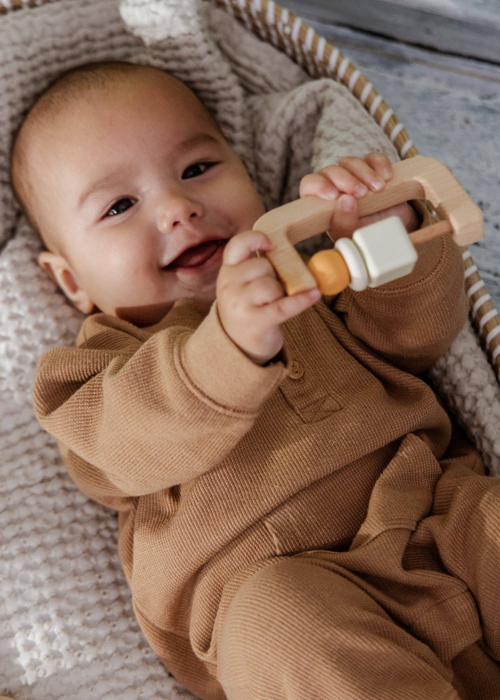 Geschenkbox für Babys erste Spielsachen | Mit Rassel, Sinnesbuch und Stapelspielzeug
