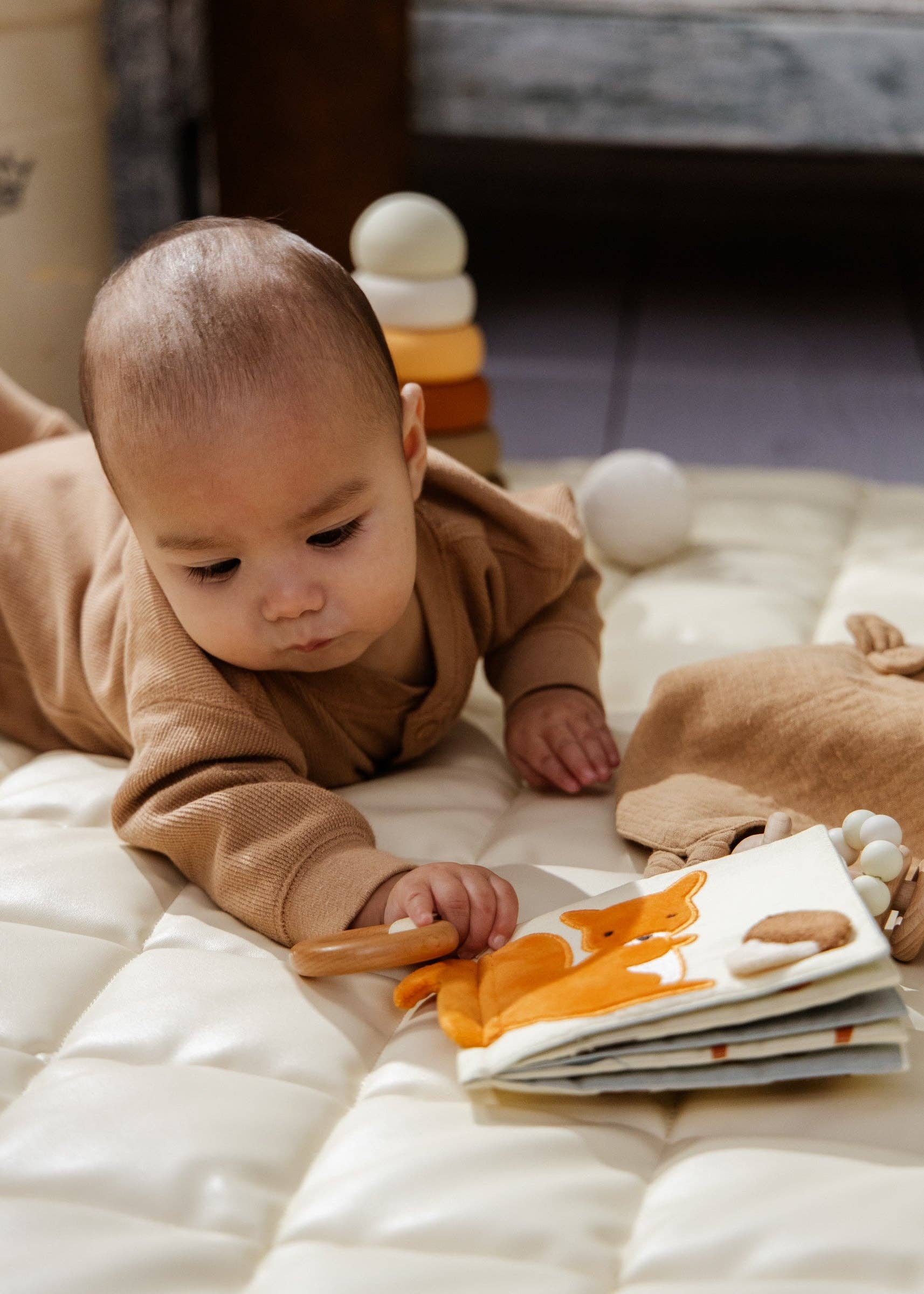 Geschenkbox für Babys erste Spielsachen | Mit Rassel, Sinnesbuch und Stapelspielzeug
