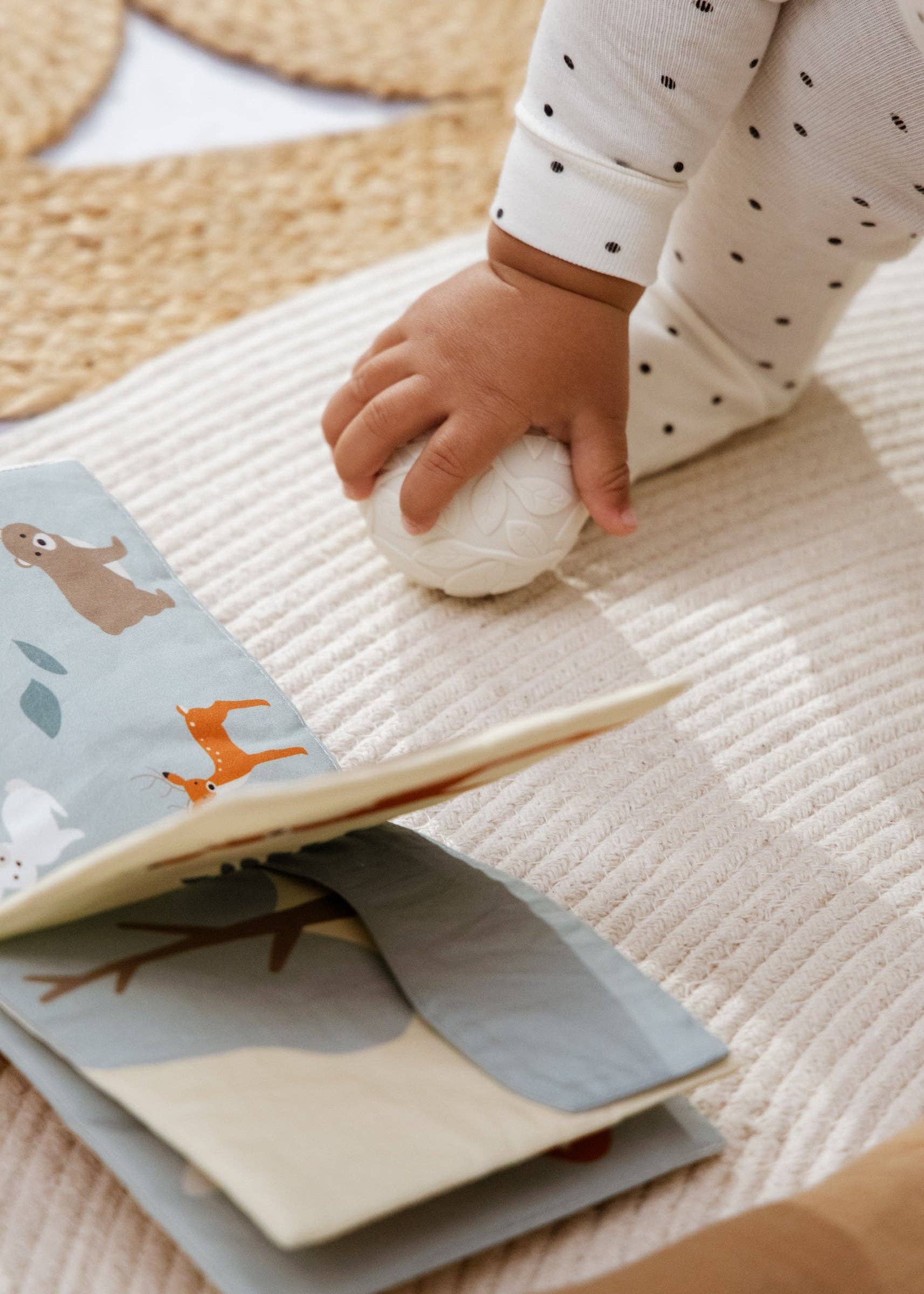 Geschenkbox für Babys erste Spielsachen | Mit Rassel, Sinnesbuch und Stapelspielzeug