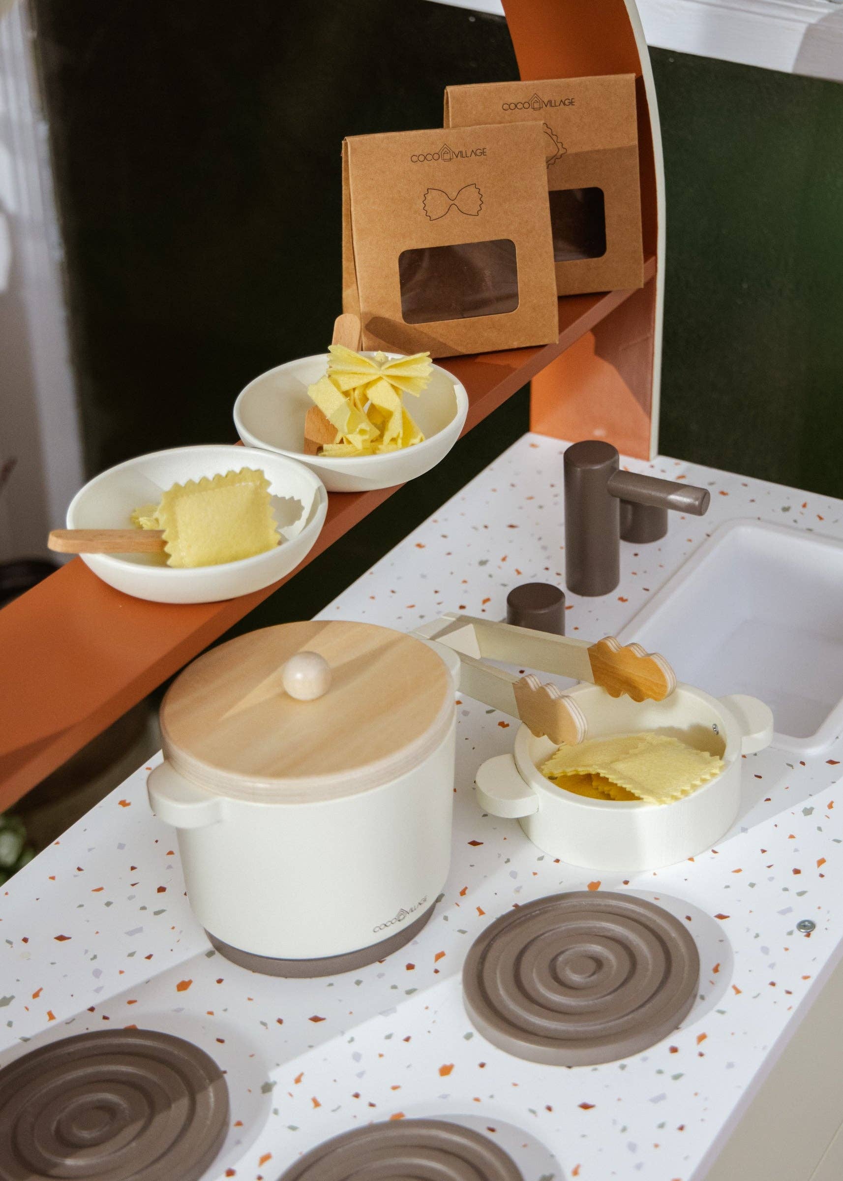 Nudelspielset aus Holz | Komplettes Küchenrollen-Set mit Pfanne, Sieb und Filznudeln