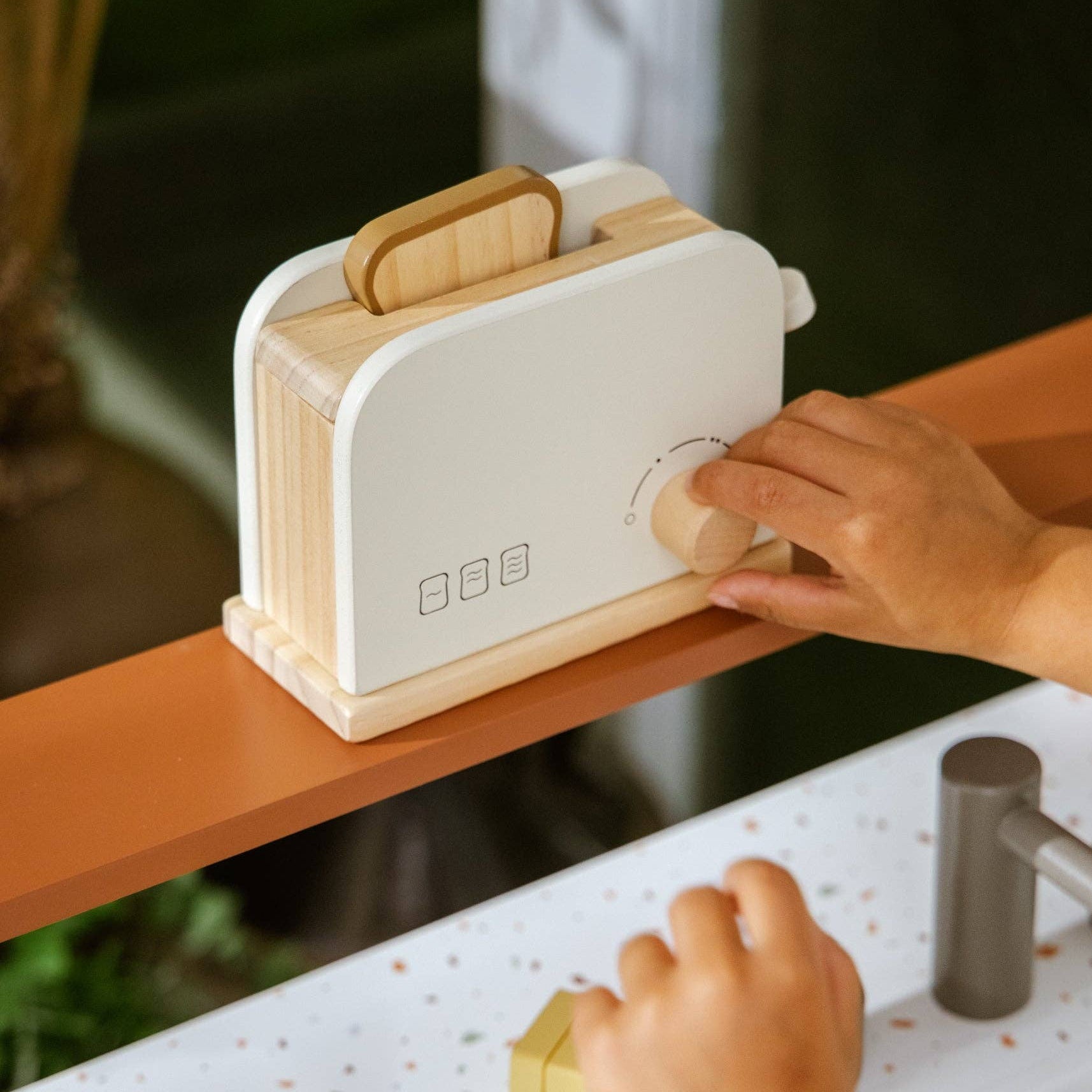 Spielset: Toaster aus Holz | Spieltoaster mit Federbrot und Butterzubehör