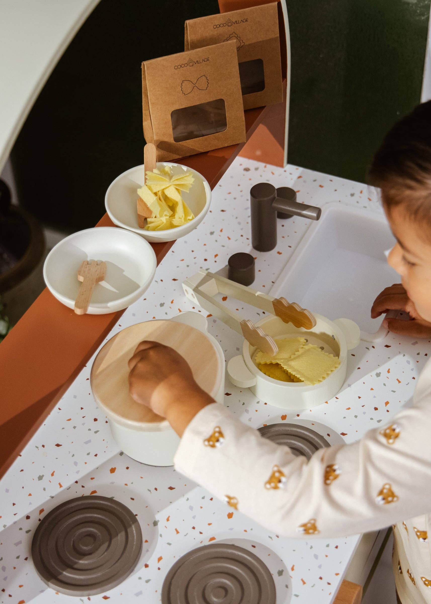 Nudelspielset aus Holz | Komplettes Küchenrollen-Set mit Pfanne, Sieb und Filznudeln