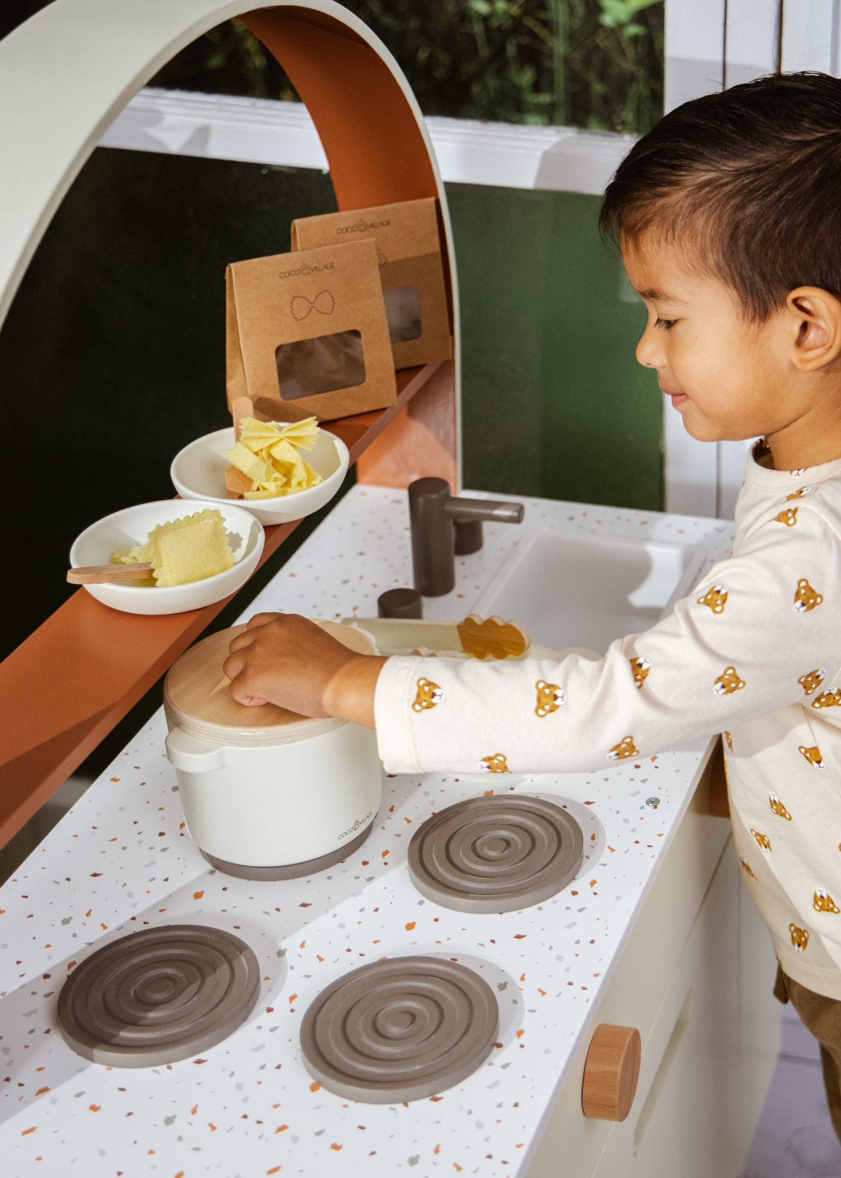 Nudelspielset aus Holz | Komplettes Küchenrollen-Set mit Pfanne, Sieb und Filznudeln