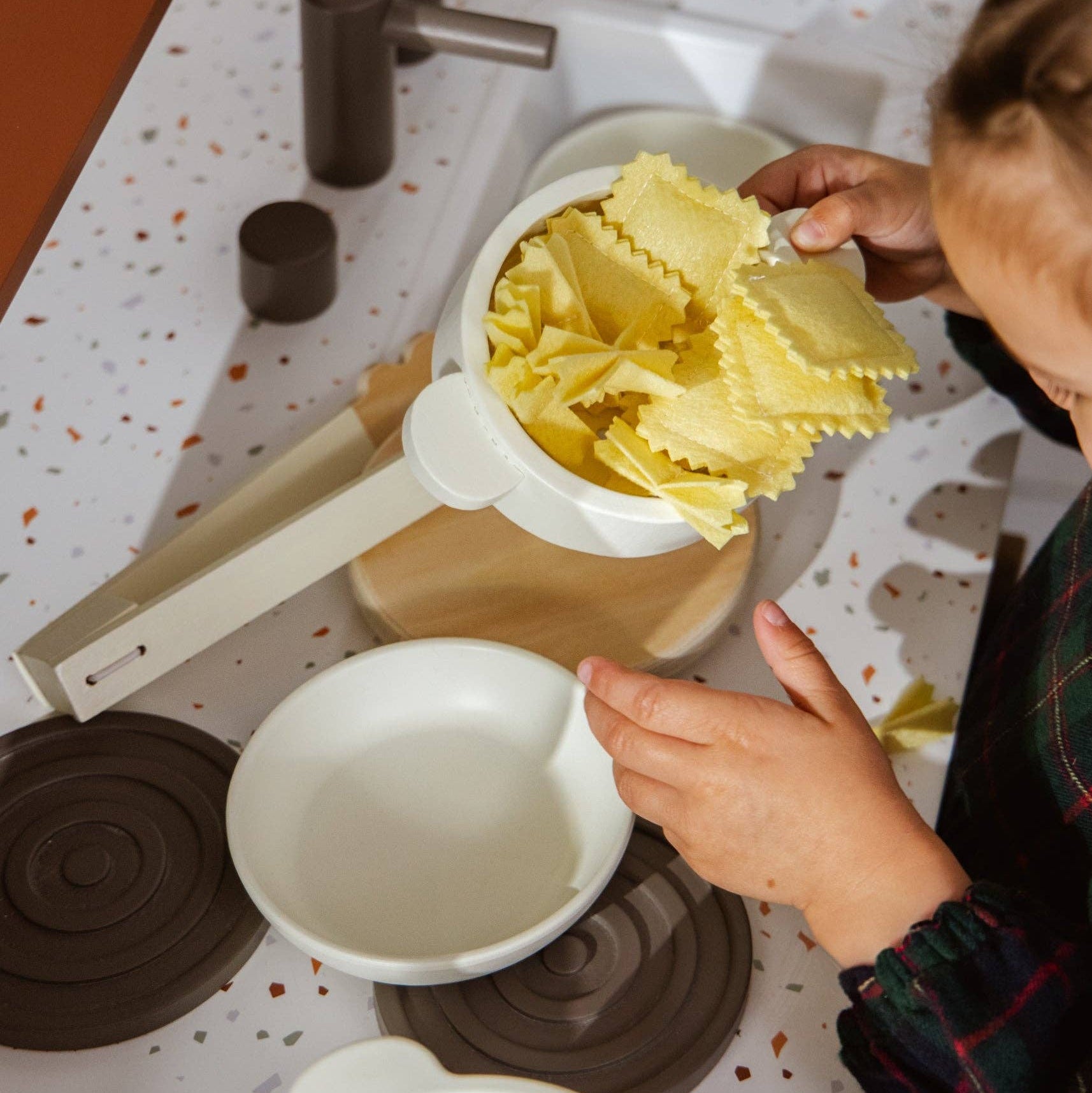Nudelspielset aus Holz | Komplettes Küchenrollen-Set mit Pfanne, Sieb und Filznudeln