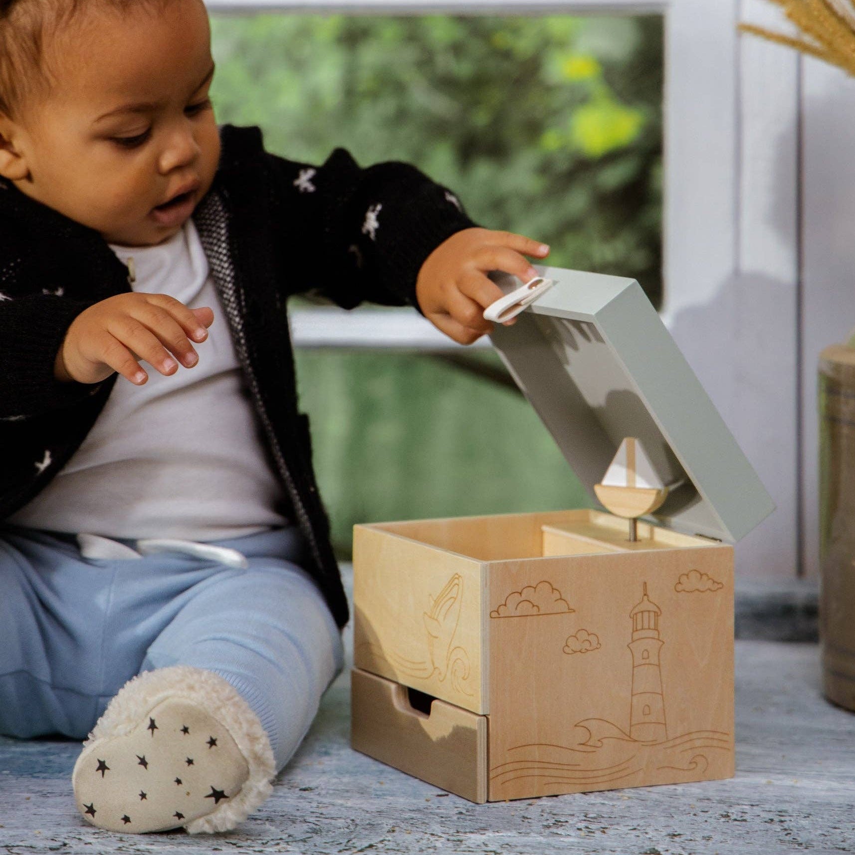 Spieluhr aus Holz mit Ozeanmotiv | Mit Segelboot und maritimer Melodie