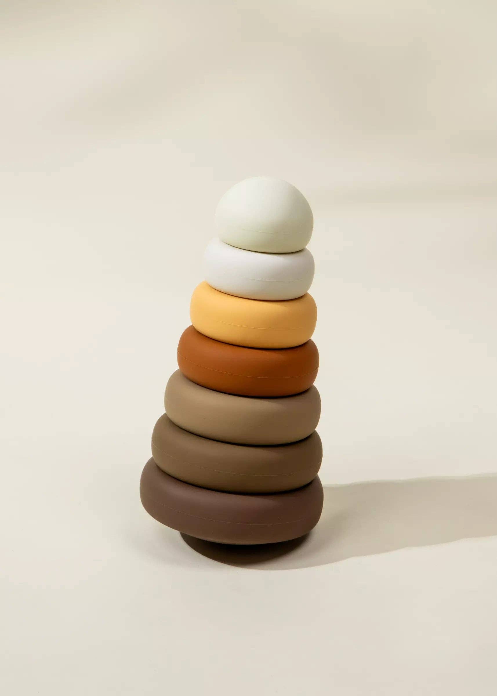 Geschenkbox für Babys erste Spielsachen | Mit Rassel, Sinnesbuch und Stapelspielzeug