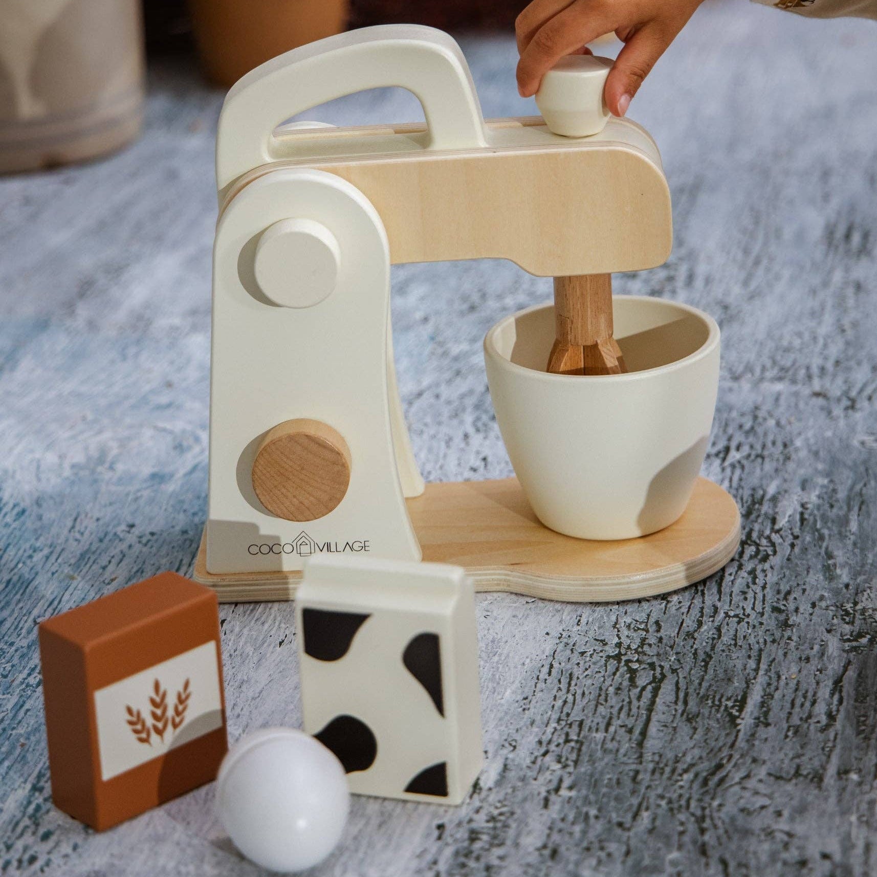 Spielset mit Holz-Standmixer | Realistischer Mixer mit Milchkarton, Mehl und Ei