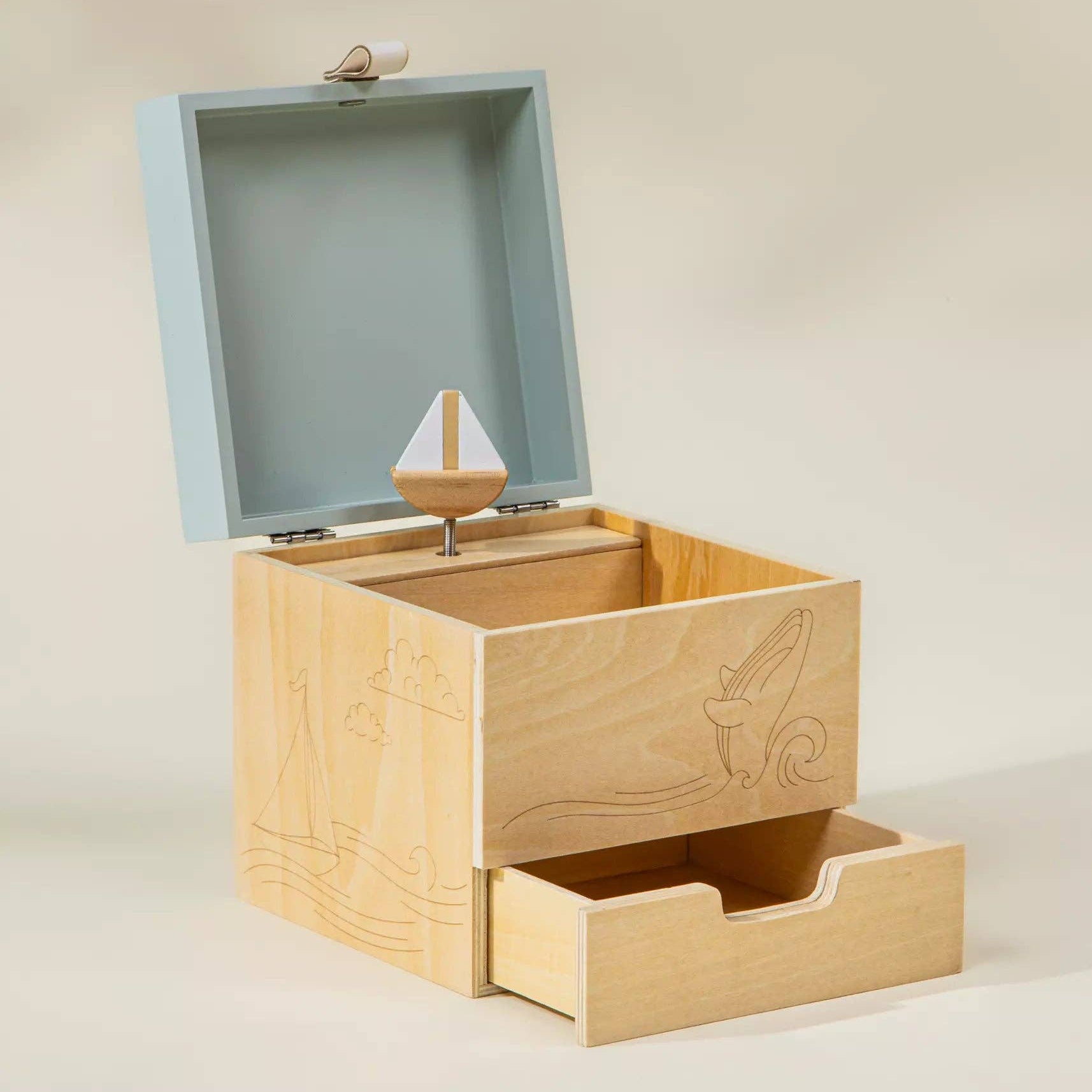 Spieluhr aus Holz mit Ozeanmotiv | Mit Segelboot und maritimer Melodie
