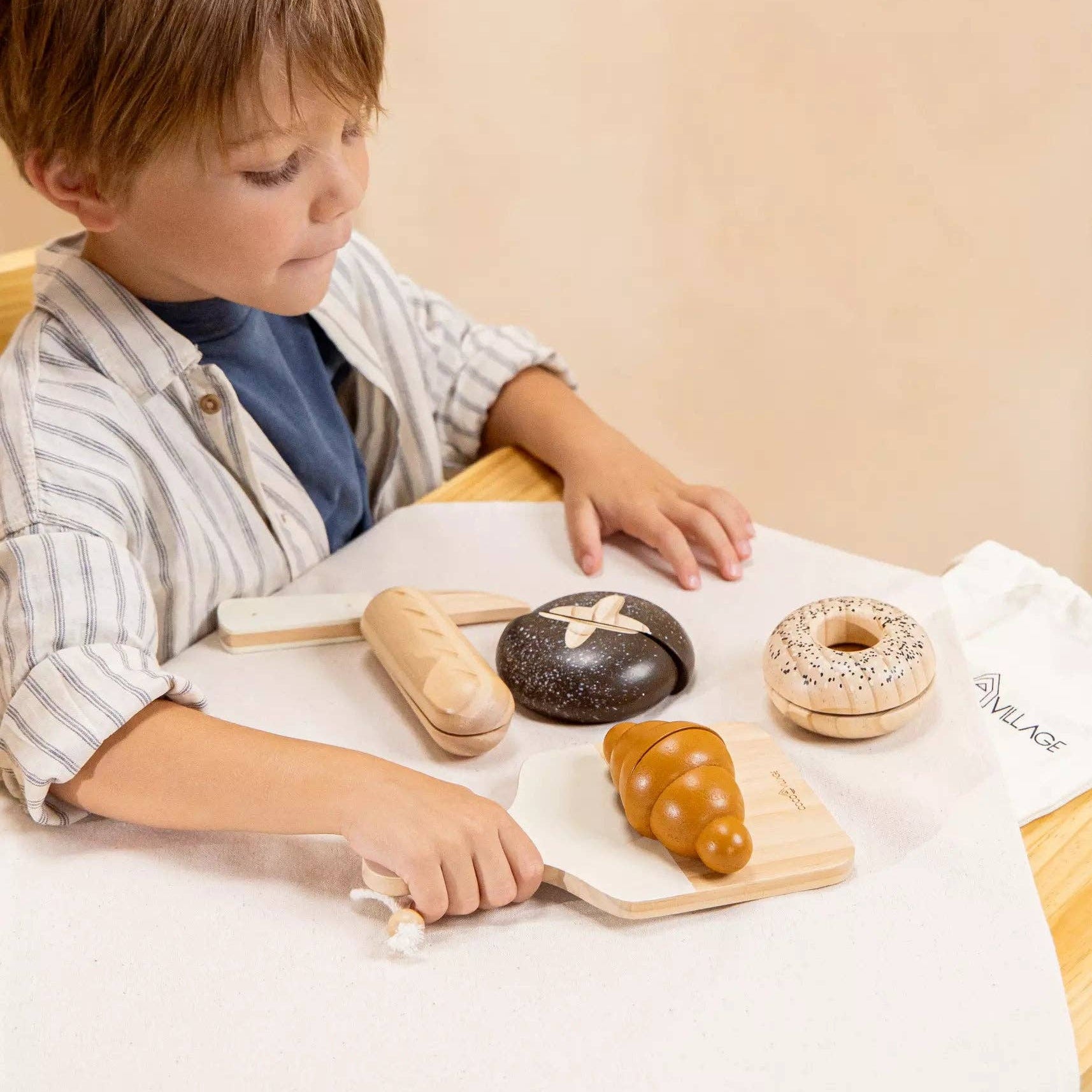 Bäckerei-Spielset aus Holz | Marktset mit 4 Brotsorten, Messer und Schneidebrett